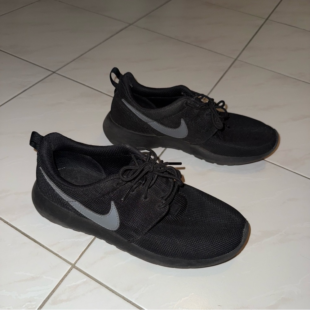 Nike Black Athletic Shoes Roshe
